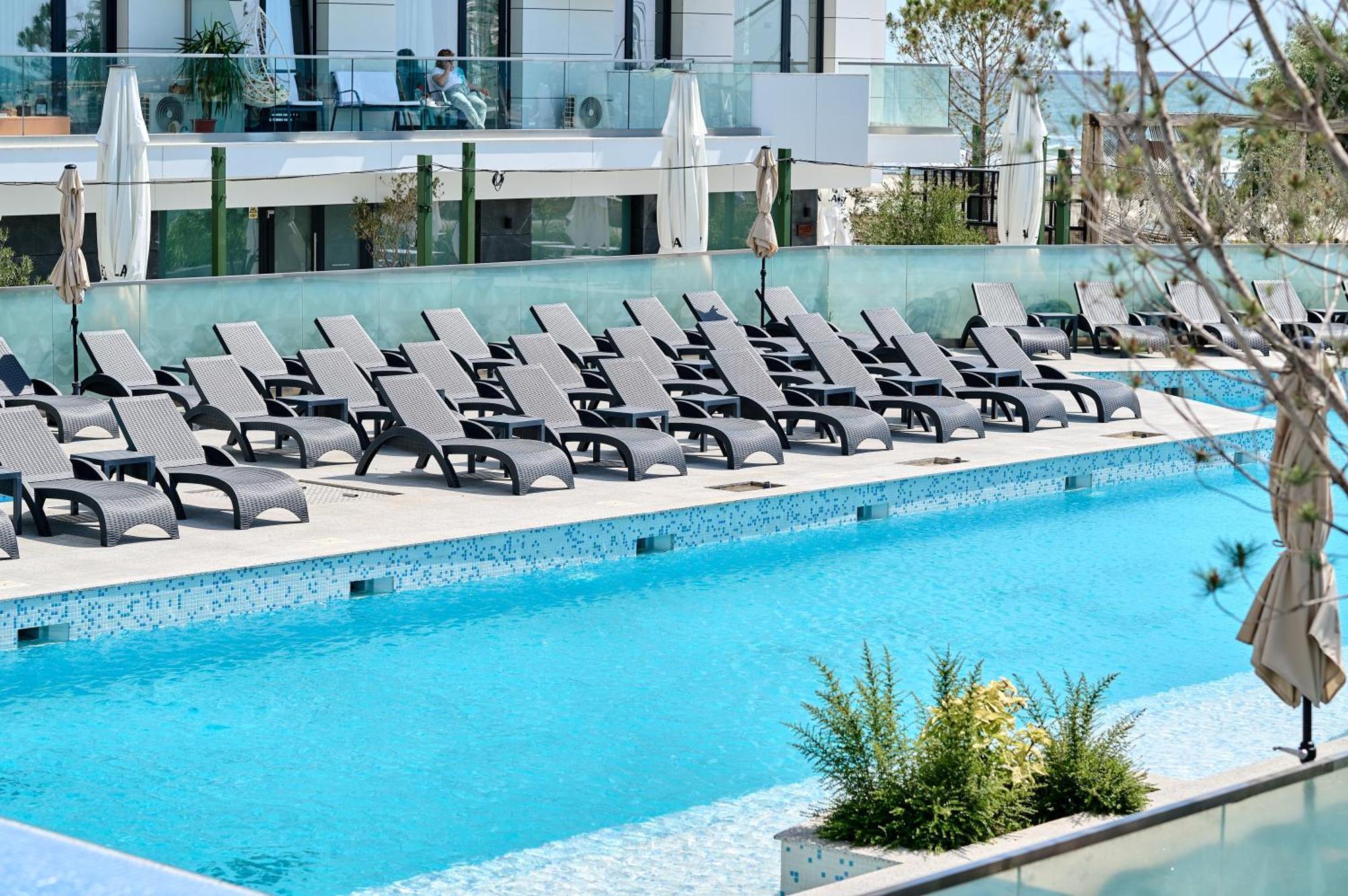 Crystal Beach - Infinity Pool & Spa Resort Нэводари Экстерьер фото